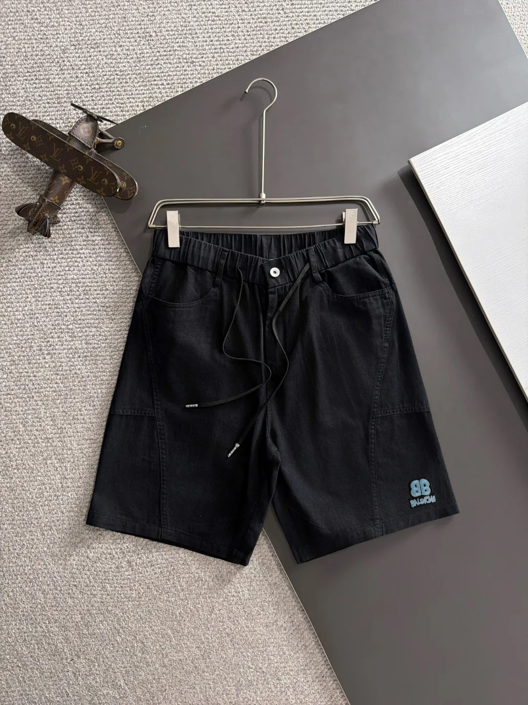 Next day shipment P160 Premium Balenciaga 2026 Spring/Summer New Arrival elastic band casual shorts, counter-customized fabrics Breathable, high comfort, impeccable details, brand element design concept, reflecting high quality. It feels delicate and soft! It presents a casual cut and the upper body shape is great! Sizes:S-3XL